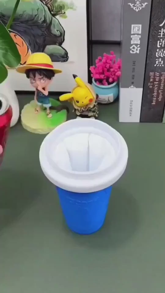 Net celebridades pellizcan la taza en una taza de hielo y rápidamente hacen una taza de licuado
